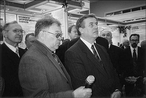 Н.Л.Добрецов и Г.Н.Селезнев в Выставочном центре СО РАН (1999)