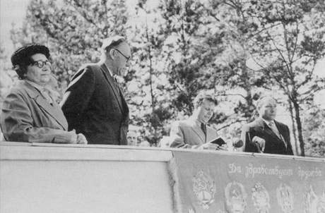 На трибуне —  П.Я.Кочина, М.А.Лаврентьев, Е.К.Лигачев, Л.И.Масленников