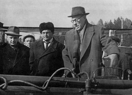 Осмотр знаменитой гидропушки Б.В.Войцеховского Осмотр знаменитой гидропушки Б.В.Войцеховского
