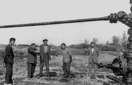 М.А.Лаврентьев, А.А.Трофимук и Л.Г.Лавров с нефтяниками Советского месторождения М.А.Лаврентьев, А.А.Трофимук и Л.Г.Лавров с нефтяниками Советского месторождения