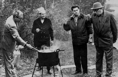 К.П.Феоктистов, Нейл Амстронг, Г.Т.Береговой, М.А.Лаврентьев Сибирская уха
