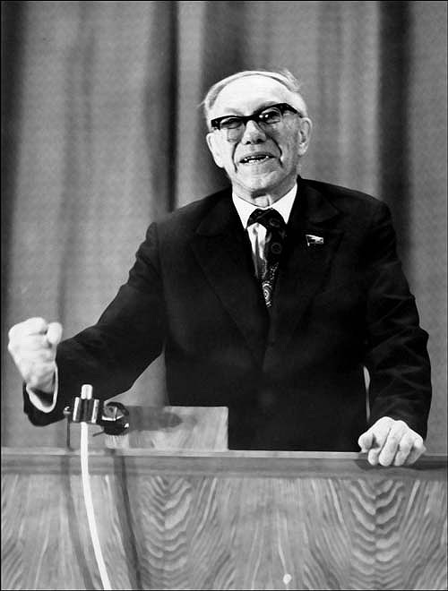 Выступает М.А.Лаврентьев М.А.Лаврентьев