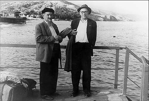 М.А.Лаврентьев и И.В.Курчатов (Крым, 1958) М.А.Лаврентьев и И.В.Курчатов (Крым, 1958)