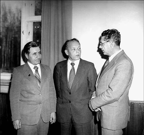 П.Л.Гончаров, В.А.Коптюг, Ю.И.Бородин (1980) П.Л.Гончаров, В.А.Коптюг, Ю.И.Бородин (1980)
