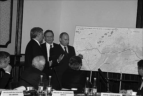 Президент РФ В.В.Путин на совещании в Томске (2006) Президент РФ В.В.Путин на совещании в Томске (2006)