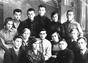 Н. Н. Яненко (стоит второй слева) &mdash; студент физико-математического факультета ТГУ