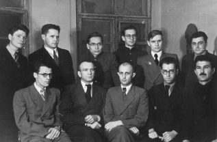 Н. Н. Яненко (стоит третий слева) среди аспирантов математического факультета МГУ