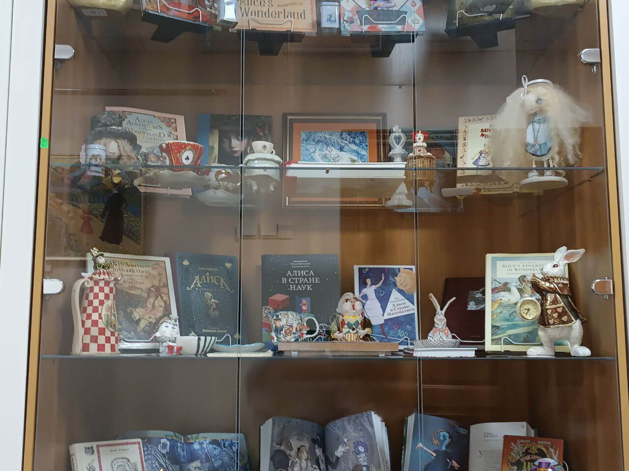 Выставка: Алиса в Академгородке