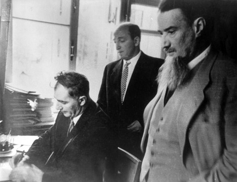 Подписываются важные документы. Стоят слева направо: Г.И. Будкер, И.В. Курчатов, 1957 год, Москва Г.И. Будкер, И.В. Курчатов