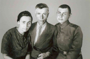 С родителями, 1944 г.
