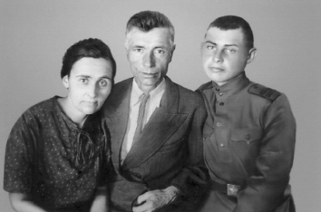 Г. И. Марчук с родителями