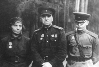 А. В. Ржанов с отцом и матерью на Лениградском фронте